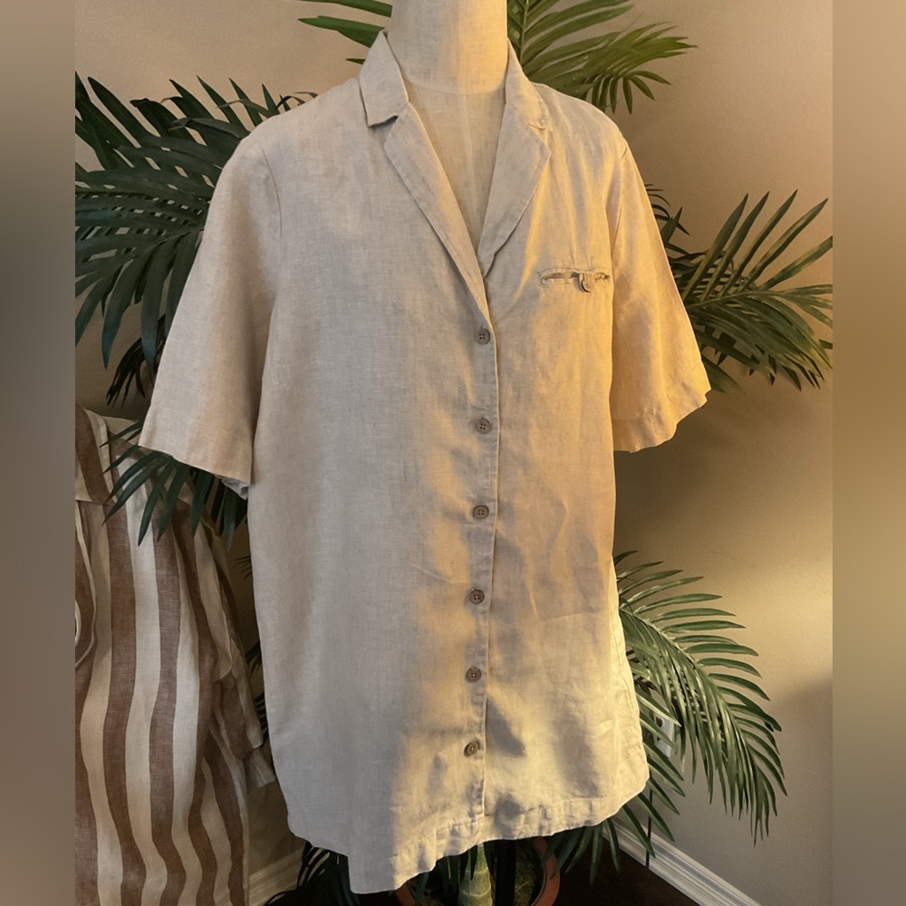 Faherty Women’s 100% linen Beige Short Sleeve Button-Down Top. Size Medium.